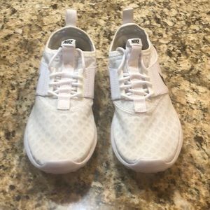 Nike slip on tennis shoes